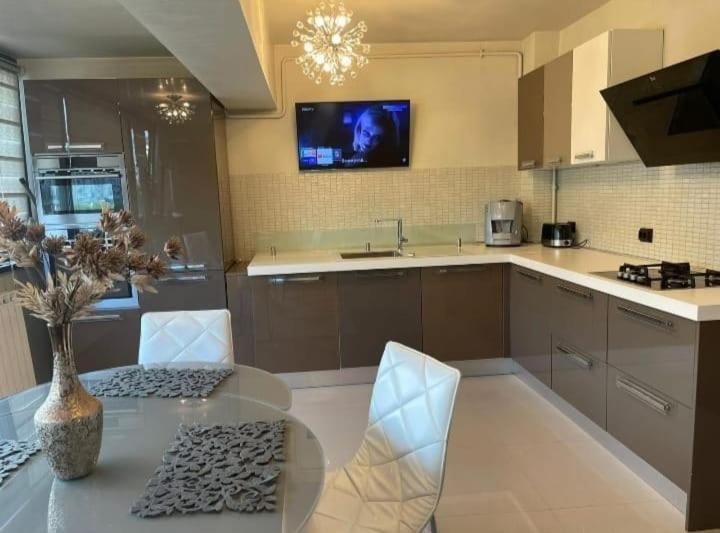 Apartament Lux Ultracentral Craiova Buitenkant foto